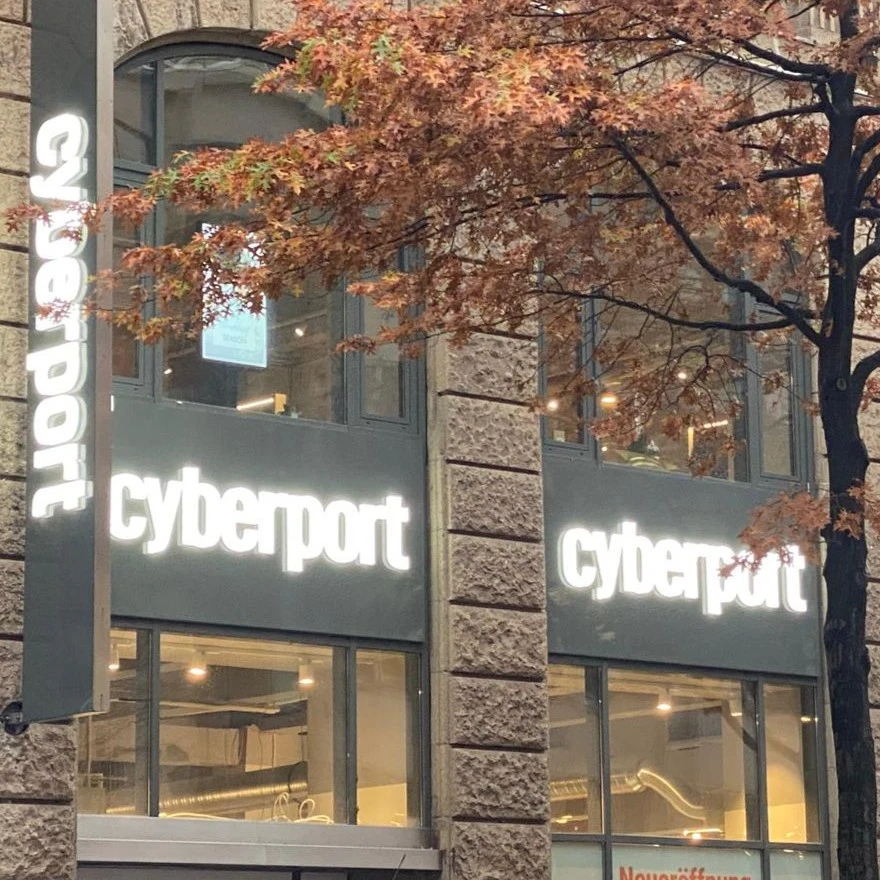 Cyberport Fassaden-Leuchtschrift & Pylon