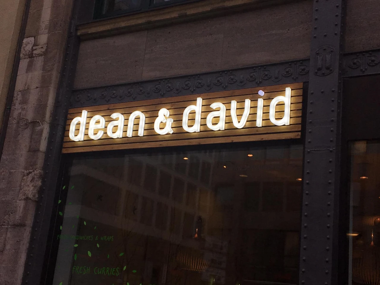 Dean & David LED Neonleuchtkörper auf Holz