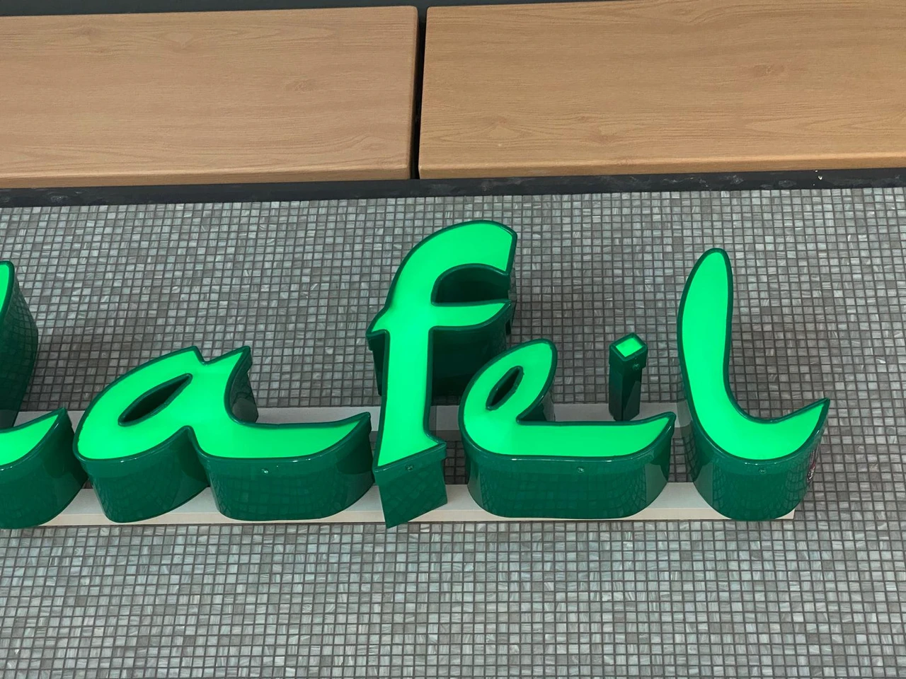 3D Acryl-Profilbuchstaben vor Montage