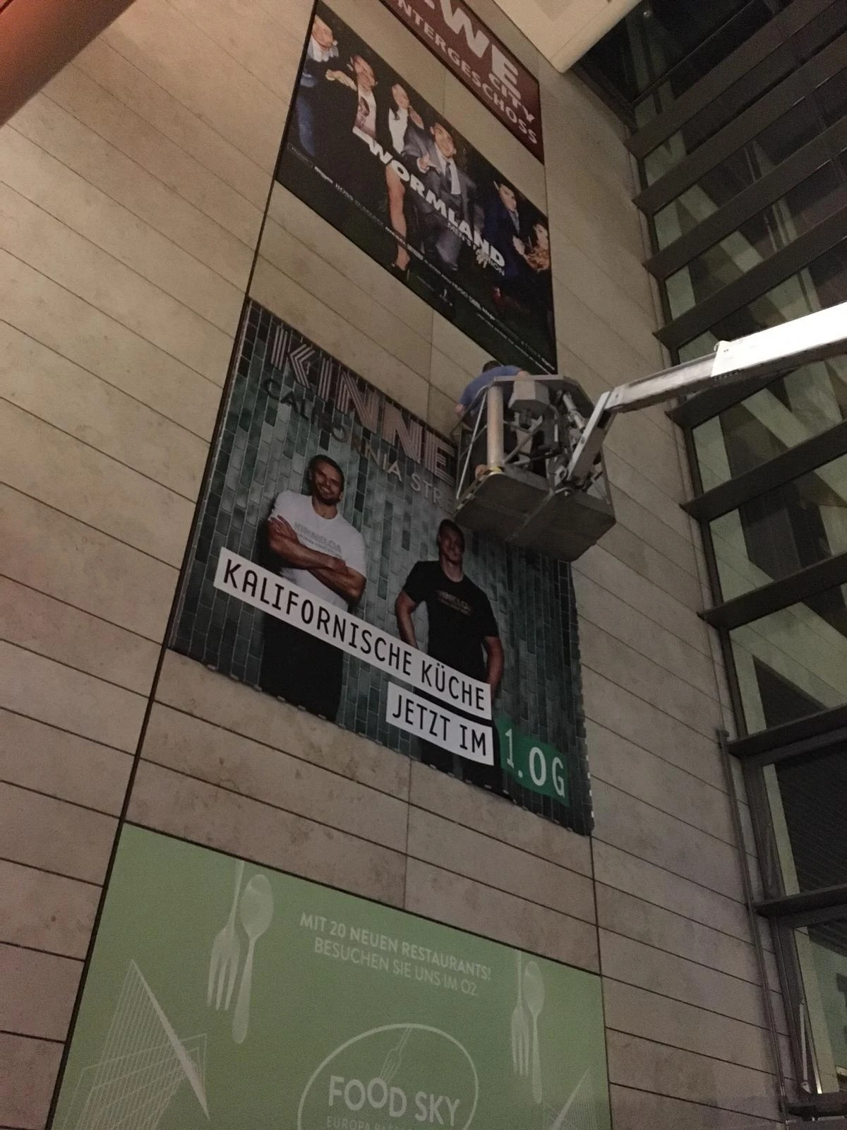 Europa Passage Atrium-Großflächenwerbung mit Hubsteiger